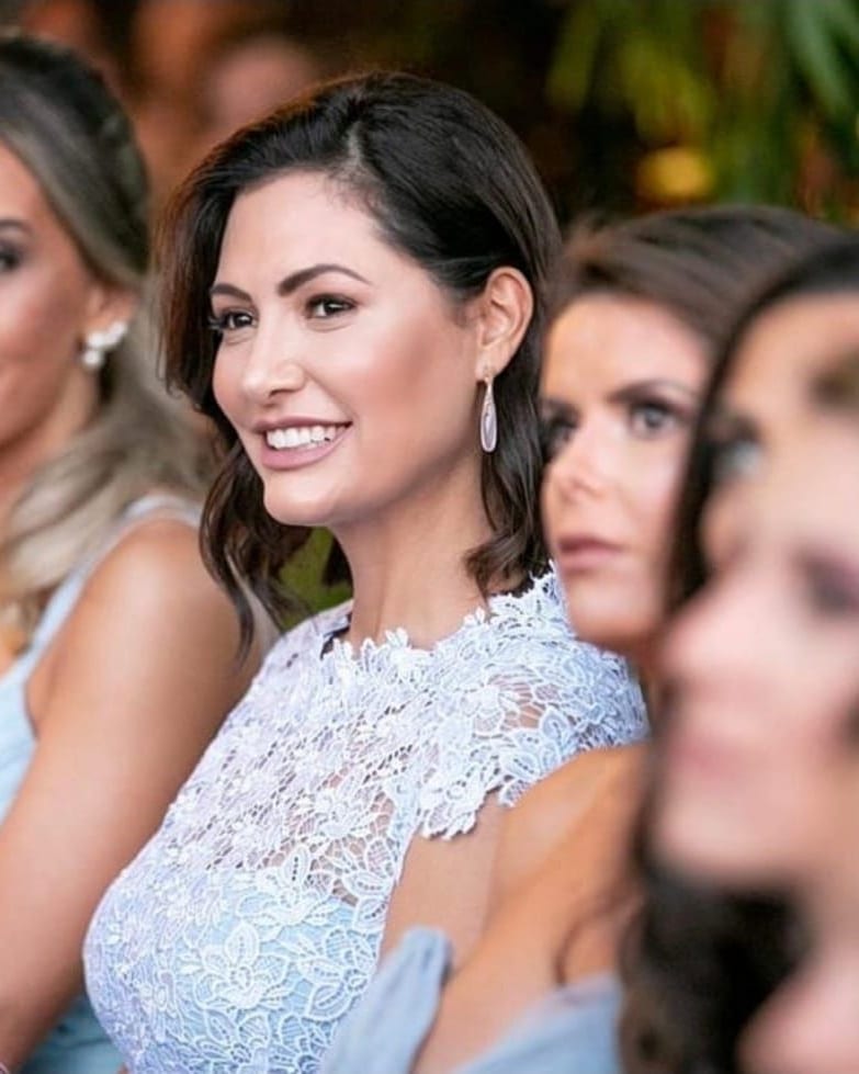Madrinha com penteado semipreso e maquiagem delicada