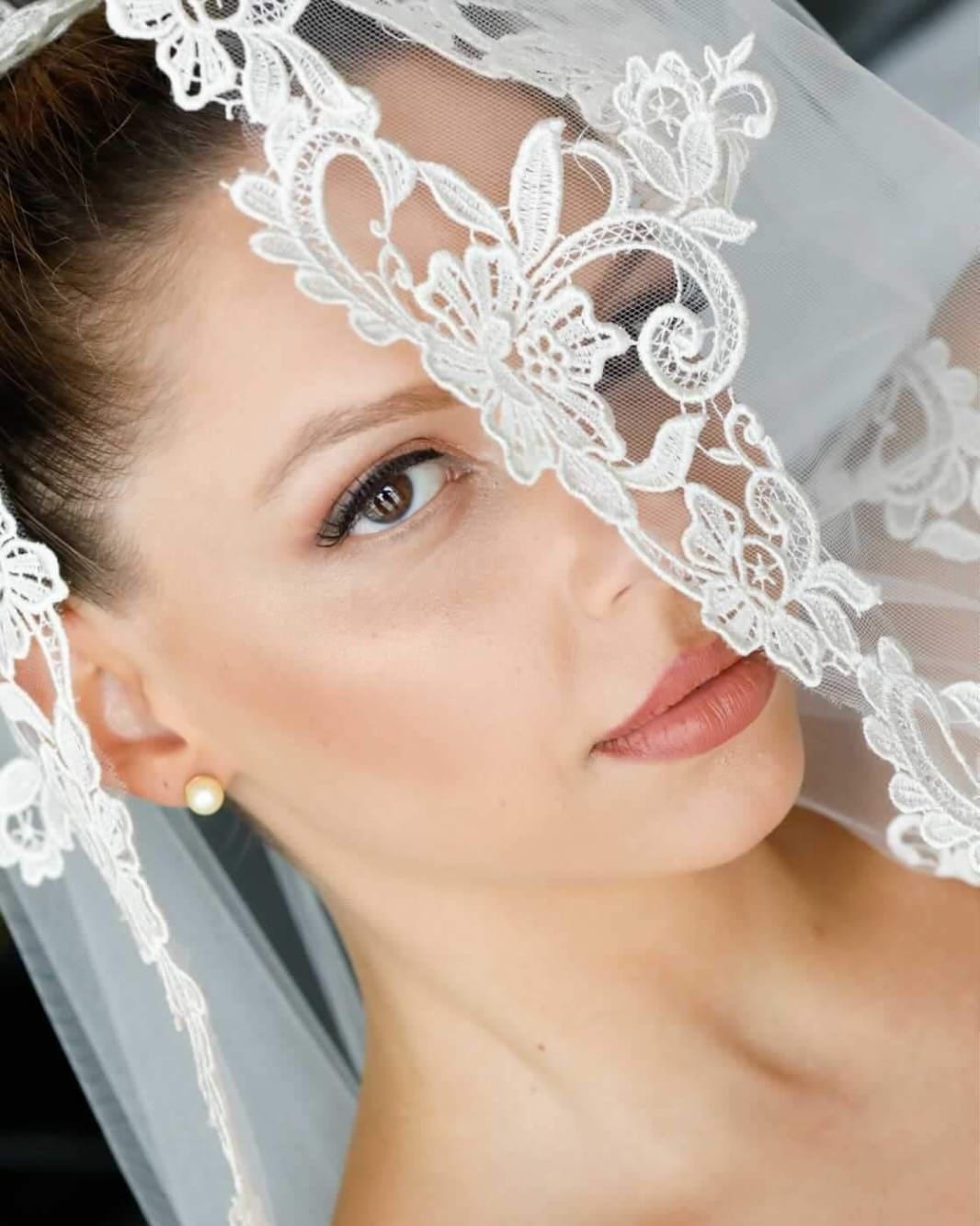 Noiva com maquiagem em tons nude e pele luminosa